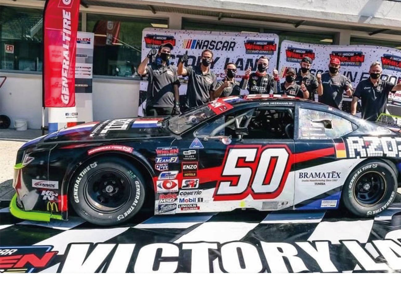 فريق سباق يحتفل بسيارة تحمل شعار RZOIL في سلسلة NASCAR الأوروبية